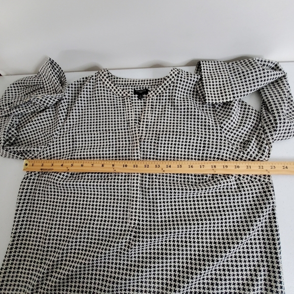 Talbots Woman Popover Top Size 1X Geometric Print Lightweight Shirt Pockets - Picture 5 of 10